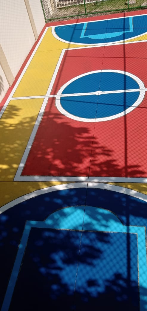 Quadra esportiva construída e pintada